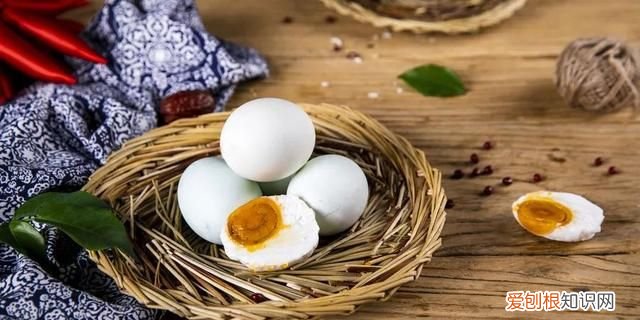 咸鸭蛋怎么做好吃又出油又翻沙 好吃流油的咸鸭蛋怎么制作