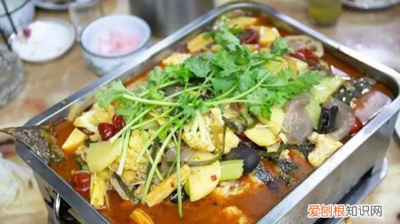 烤鱼里面放什么配菜好吃，烤鱼放什么配菜好吃一般加哪些配菜