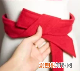 如何把风衣上的腰带系成蝴蝶结，风衣怎样打蝴蝶结最简单的视频