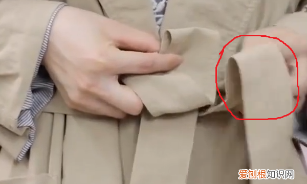 如何把风衣上的腰带系成蝴蝶结，风衣怎样打蝴蝶结最简单的视频
