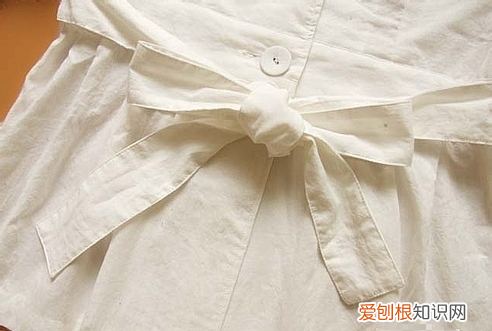 如何把风衣上的腰带系成蝴蝶结，风衣怎样打蝴蝶结最简单的视频