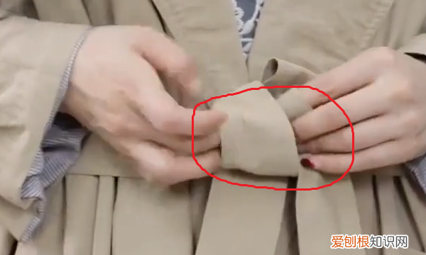 如何把风衣上的腰带系成蝴蝶结，风衣怎样打蝴蝶结最简单的视频