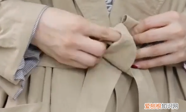 如何把风衣上的腰带系成蝴蝶结，风衣怎样打蝴蝶结最简单的视频
