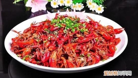 龙虾头里面红的是什么，虾尾里面黄东西是什么,可以吃吗