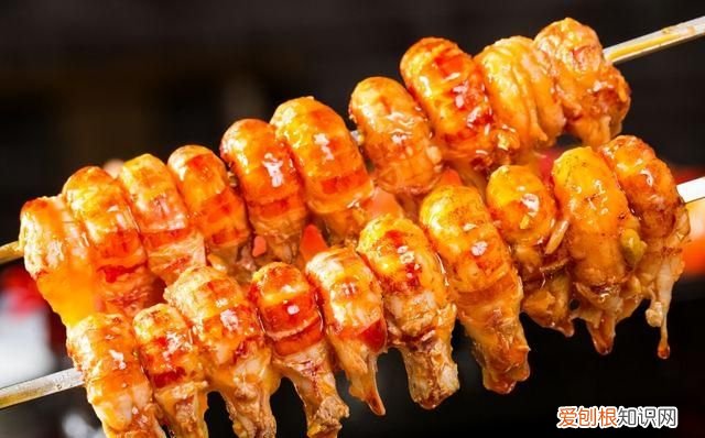 小龙虾的屎是什么颜色 小龙虾头上的黄是虾黄还是屎