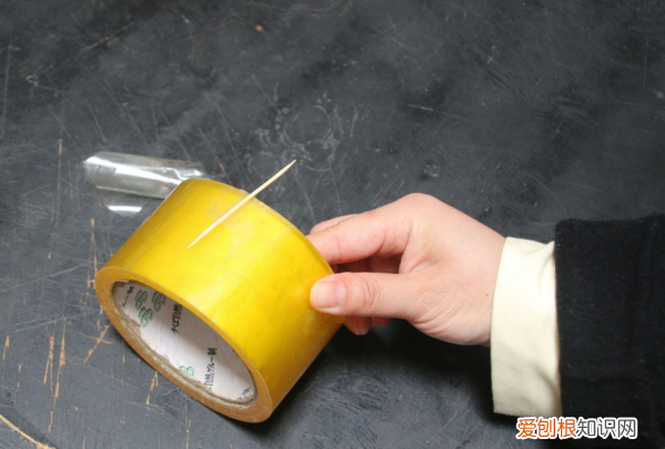 快速撕胶带的方法，胶布怎么容易撕下来