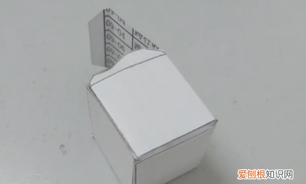 弹跳方块怎么折视频，宝宝折纸系列之简单的方块怎么折