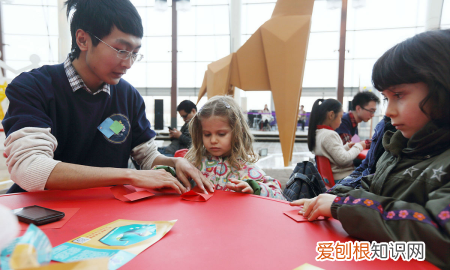弹跳方块怎么折视频，宝宝折纸系列之简单的方块怎么折