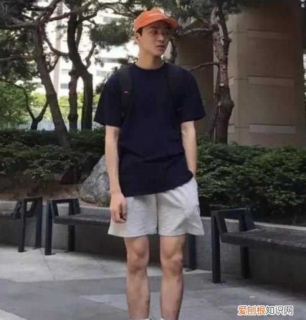 如何将一件t恤穿出两种风格