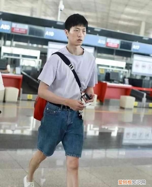 如何将一件t恤穿出两种风格