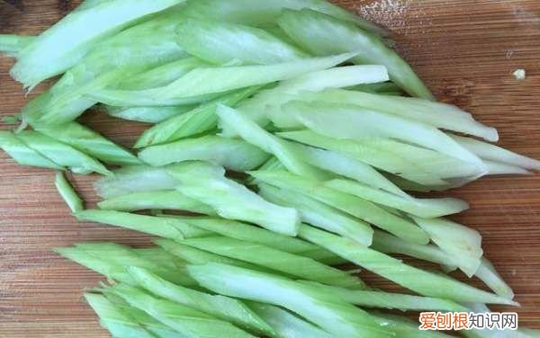 西芹腰果怎么做,西芹腰果的家常做法