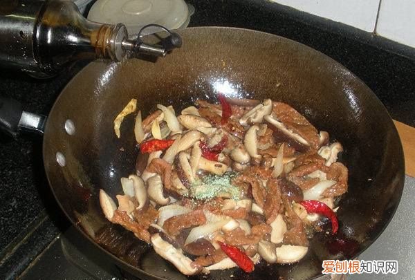 香菇炒油菜的做法步骤，在家做香菇爆炒卤牛肉的做法