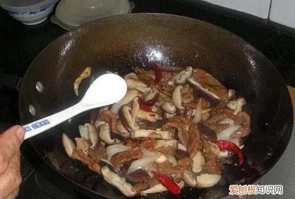 香菇炒油菜的做法步骤，在家做香菇爆炒卤牛肉的做法