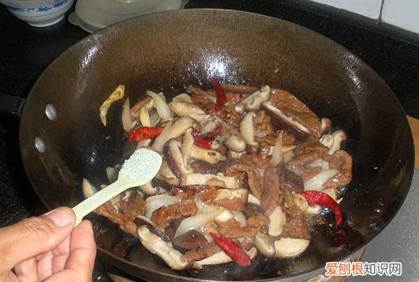 香菇炒油菜的做法步骤，在家做香菇爆炒卤牛肉的做法