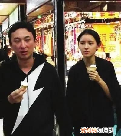 王思聪搂新女友逛街，身材曼妙三围傲人，网友直呼：快去请孙一宁