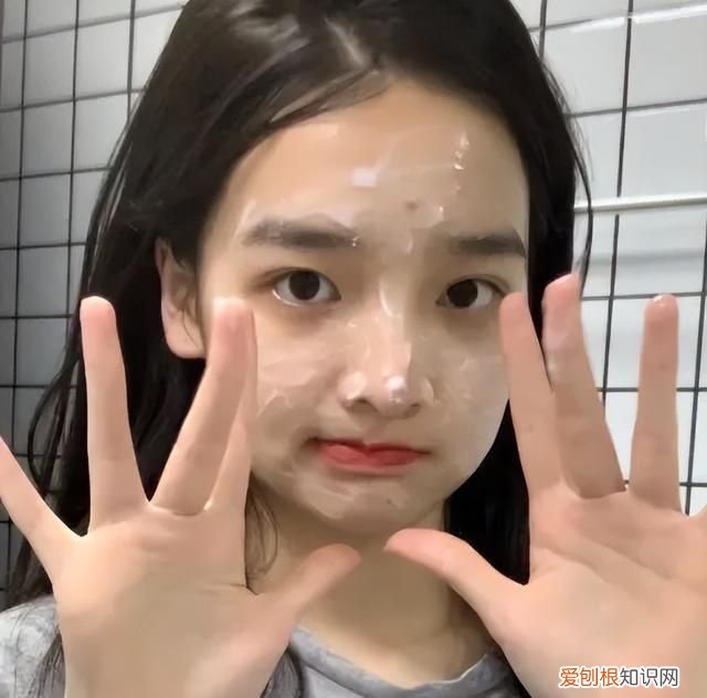 王思聪搂新女友逛街，身材曼妙三围傲人，网友直呼：快去请孙一宁