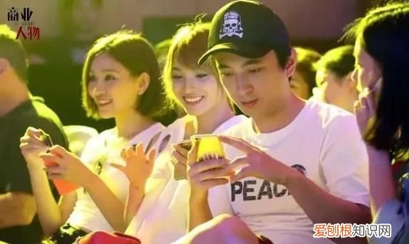 王思聪搂新女友逛街，身材曼妙三围傲人，网友直呼：快去请孙一宁