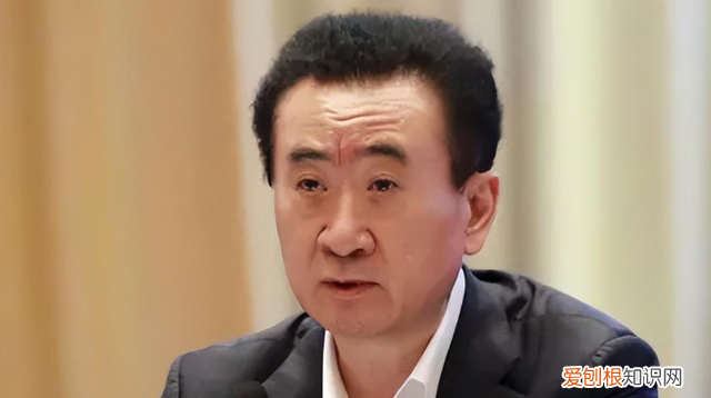 王思聪搂新女友逛街，身材曼妙三围傲人，网友直呼：快去请孙一宁