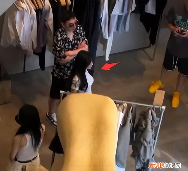 王思聪搂新女友逛街，身材曼妙三围傲人，网友直呼：快去请孙一宁