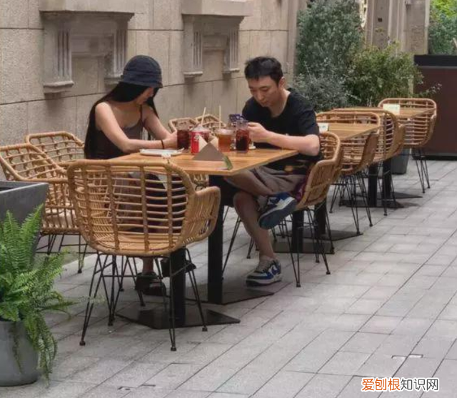 王思聪搂新女友逛街，身材曼妙三围傲人，网友直呼：快去请孙一宁