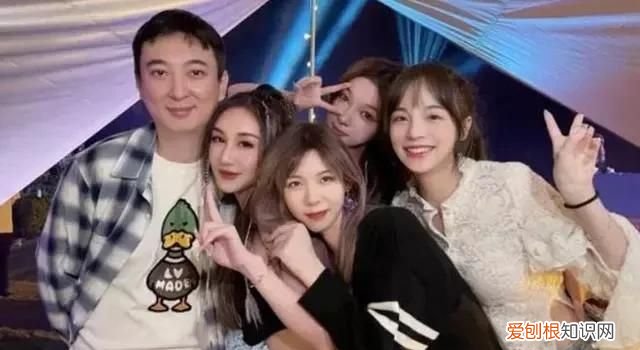 王思聪搂新女友逛街，身材曼妙三围傲人，网友直呼：快去请孙一宁