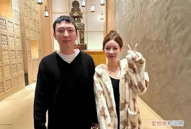 王思聪搂新女友逛街，身材曼妙三围傲人，网友直呼：快去请孙一宁