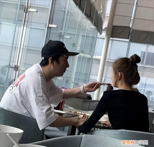 王思聪搂新女友逛街，身材曼妙三围傲人，网友直呼：快去请孙一宁