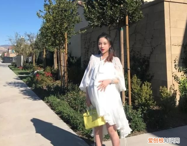 王思聪搂新女友逛街，身材曼妙三围傲人，网友直呼：快去请孙一宁