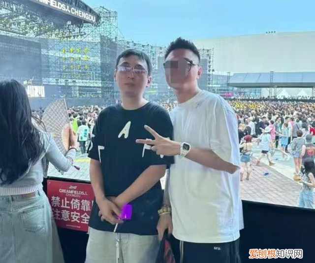 王思聪搂新女友逛街，身材曼妙三围傲人，网友直呼：快去请孙一宁