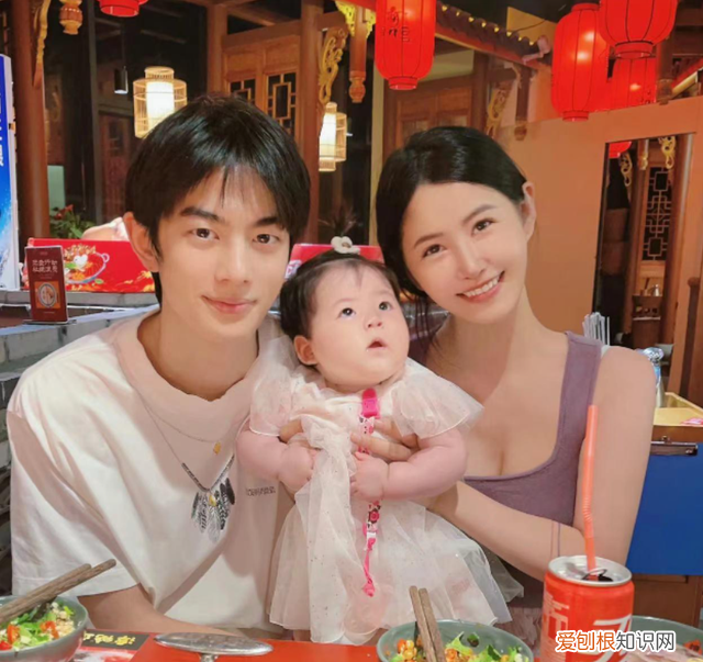 王思聪搂新女友逛街，身材曼妙三围傲人，网友直呼：快去请孙一宁