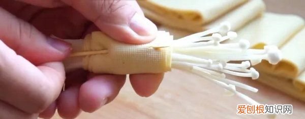 豆腐皮卷金针菇的做法，烤豆皮卷金针菇怎么做
