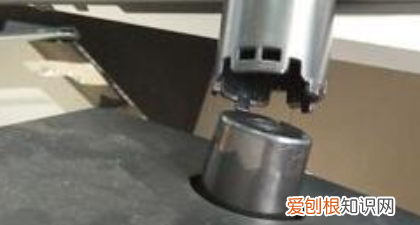 戴尔显示器底座怎么拆