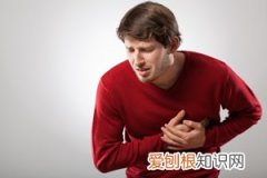 乳头中间裂开有小肉粒是什么原因 ，乳头中间裂开有小肉粒是什么原因引起的