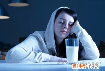 睡前喝牛奶的好处? 睡觉前喝牛奶的好处和坏处