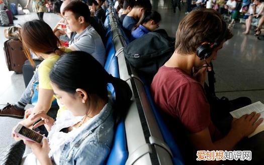 总玩手机脖子痛手指痛 你可能是得了“手机病”
