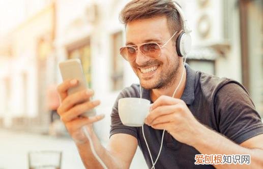 总玩手机脖子痛手指痛 你可能是得了“手机病”
