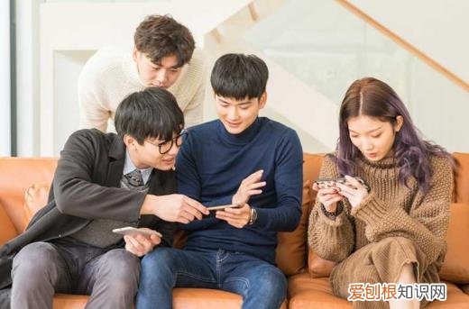 总玩手机脖子痛手指痛 你可能是得了“手机病”