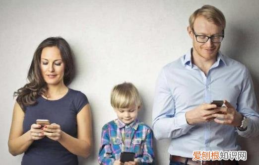 总玩手机脖子痛手指痛 你可能是得了“手机病”