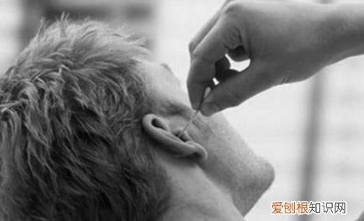 挖耳朵小小的动作易致耳袭 隐藏着很大的风险