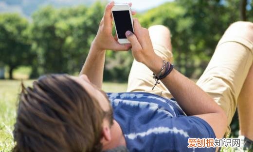 长期熬夜玩手机 当心8大危害