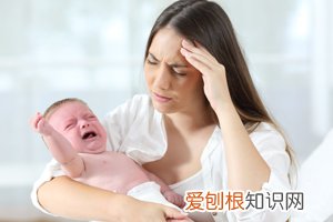 新生儿睡觉哭两声就停为什么 ，新生儿睡一会就哭闹两声又睡着