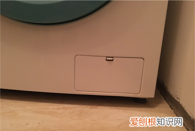 滚筒洗衣机里的水怎么手动放掉，洗衣机洗完衣服了为什么还有水