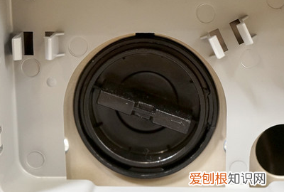 滚筒洗衣机里的水怎么手动放掉，洗衣机洗完衣服了为什么还有水