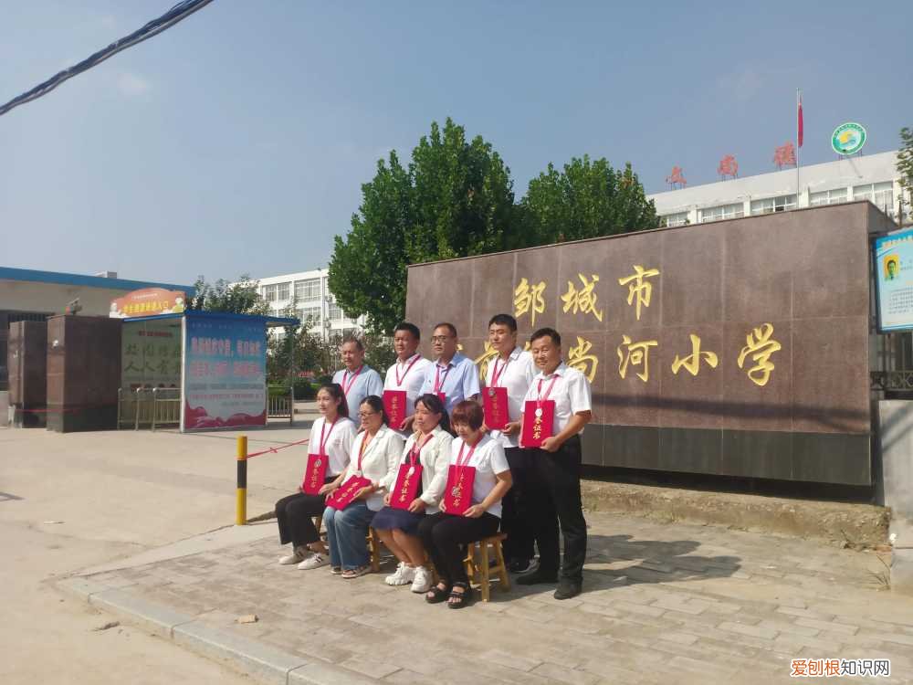 养花要靠育花人，养花与育人