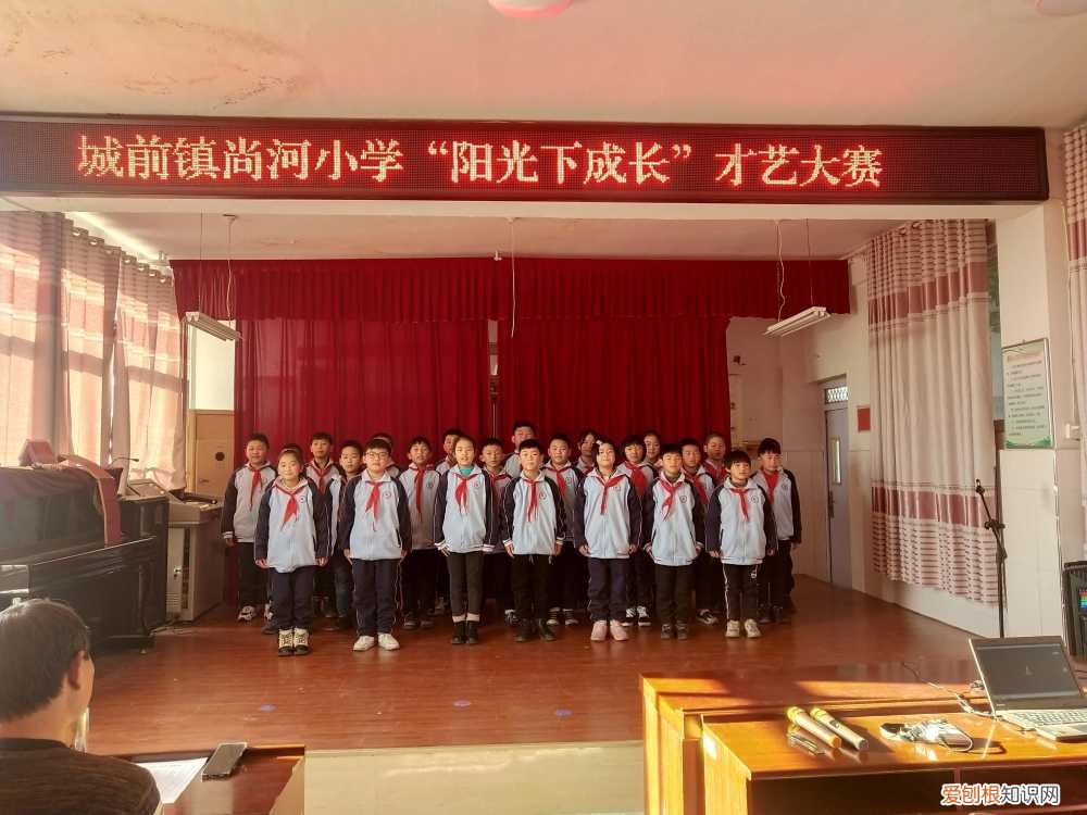 养花要靠育花人，养花与育人