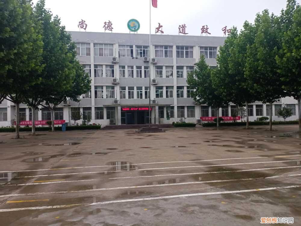 养花要靠育花人，养花与育人