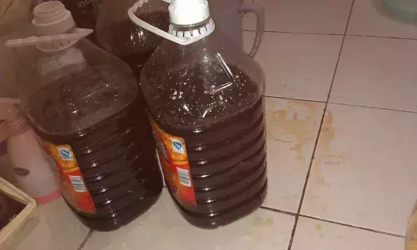 我们一共要给60盆花浇水,我已经浇了18盆，王大爷养花，只浇一种水，花肥没买过，偏偏盆盆都很旺