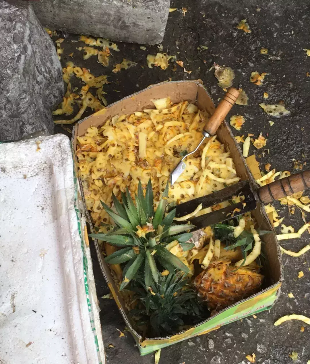 我们一共要给60盆花浇水,我已经浇了18盆，王大爷养花，只浇一种水，花肥没买过，偏偏盆盆都很旺