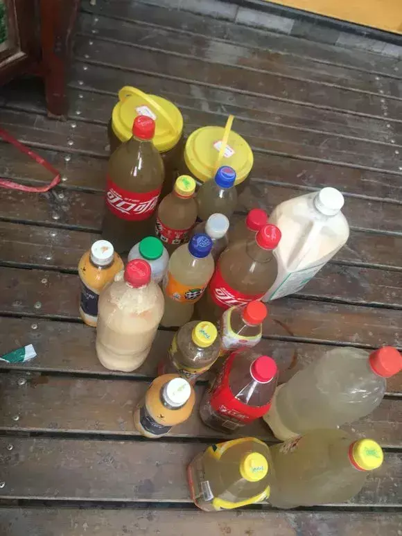 我们一共要给60盆花浇水,我已经浇了18盆，王大爷养花，只浇一种水，花肥没买过，偏偏盆盆都很旺