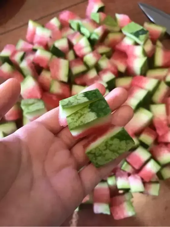 我们一共要给60盆花浇水,我已经浇了18盆，王大爷养花，只浇一种水，花肥没买过，偏偏盆盆都很旺